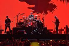 Le groupe irlandais U2 sur scène à East Rutherford (New Jersey), le 28 juin 2017, pendant son "Joshua Tree Tour"