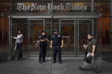 Des policiers postés devant le siège du New York Times le 28 juin 2018 à Manhattan, après une attaque mortelle contre un journal à Annapolis (Maryland)