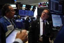La Bourse de New York reculait légèrement à l'ouverture mardi, prudente avant une intervention du président de la Banque centrale américaine et lestée par la chute du titre de Netflix