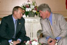 Vladimir Poutine et Bill Clinton au G8 de Nago au Japon, le 21 juillet 2000