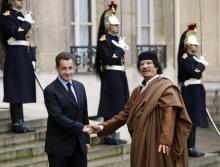 Nicolas Sarkozy (g), alors président de la République, reçoit à l'Elysée le dirigeant libyen Mouammar Kadhafi (d), le 10 décembre 2007