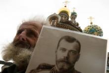 Un Russe orthodoxe tient le portrait du tsar Nicolas II lors de la célébration du 143e anniversaire 