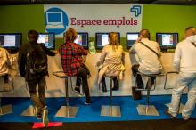 Des personnes consultent des offres d'emploi en ligne à Lille le 28 mai 2015
