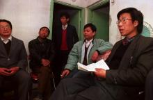 Qin Yongmin (d) lors d'une réunion avec des militants pro-démocratie à Pékin, le 14 novembre 1993