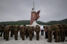 Des militaires de l'armée nord-coréenne se recueillent devant le monument de la Grande guerre de libération de la mère patrie, nom donné par la Corée du Nord à la guerre de Corée, à Pyongyang, le 27 j