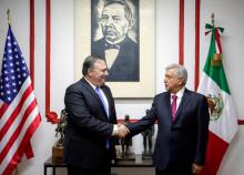Photo fournie par le service de presse de la présidence mexicaine de la rencontre entre le chef de la diplomatie américaine Mike Pompeo et le président-élu mexicain Andrés Manuel López Obrador, le 13 