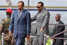 Le président érythréen Issaias Afeworki (à gauche) est accueilli par le Premier ministre éthiopien Abiy Ahmed à son arrivée à Addis Abeba le 14 juillet 2018.