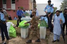 Des soldats pakistanais en faction le 24 juillet 2018 à Islamabad lors d'une distribution de matériel électoral à la veille du scrutin législatif