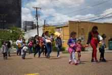 Des migrants se dirigent vers un centre d'accueil à Mc Allen, au Texas, le 17 juin 2018