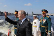Le président russe Vladimir Poutine participe au Jour de la marine sur la Neva à Saint-Pétersbourg, le 29 juillet 2018