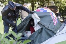 Un campement de plusieurs centaines de migrants, installé depuis plus d'un mois dans un square du centre-ville de Nantes, était en cours d'évacuation lundi matin par les forces de l'ordre