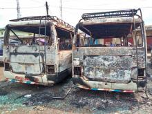 Un autobus incendié lors d'affrontements entre séparatistes et policiers à la gare routière de Buea, le 10 juillet 2018