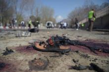 Une sandale gît sur le site d'un attentat-suicide meurtrier devant l'Université de Kaboul le 21 mars 2018