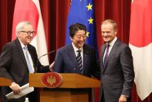 Le Premier ministre japonais Shinzo Abe (C), le président de la Commission européenne Jean-Claude Juncker (G) et le président du Conseil européen Donald Tusk (D) tout sourires après la signature d'un 