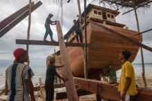 Des artisans construisent un Pinisi, bateau traditionnel indonésien, le 7 juillet 2018 à Tana Beru, dans la province de Sulawesi du Sud.