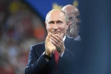 Le président russe Vladimir Poutine applaudit à l'issue de la finale de la Coupe du monde de football entre la France et la Croatie, le 15 juillet 2018 à Moscou