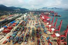 Des conteneurs dans la zone portuaire de Lianyungang dans la province chinoise de Jiangsu (est) le 13 juillet 2018. Les tensions commerciales entre la Chine et les Etats-Unis sont exacerbées par un ex