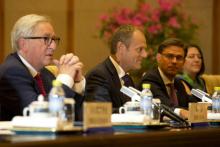 Après la Chine, le président du Conseil européen Donald Tusk (C) et le chef de la Commission européenne Jean-Claude Juncker (G) sont attendus au Japon