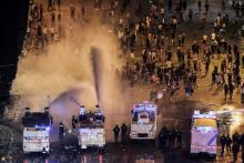 Dispersion de "casseurs" sur les Champs Elysées après la victoire de la France au Mondial