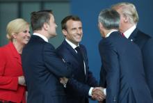 Le président français Emmanuel Macron serre la main du secrétaire général de l'OTAN Jens Stoltenberg à Bruxelles, le 11 juillet 2018