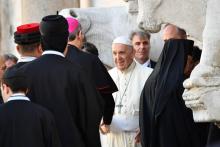 Le pape François accueille des dignitaires religieux devant la basilique Saint-Nicolas, le 7 juillet 2018 à Bari, en Italie