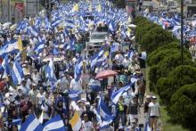 Des Nicaraguayens défilent, le 28 juillet 2018 à Managua, en solidarité avec l'épiscopat, accusé par le gouvernement de soutenir les manifestations contre le président Daniel Ortega qui déchirent le N