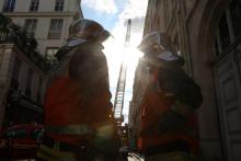Des pompiers de Paris éteignent un incendie à Paris le 25 juillet 2017