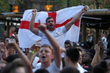 Les supporters anglais se regroupent dans un pub londonien, le 28 juin 2018 avant le match Angleterre-Belgique à Kaliningrad
