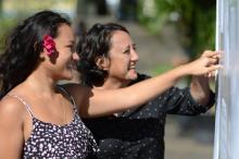 Ranitea Gobrait et sa mère devant le panneau des résultats du bac le 6 juillet 2018 à Pepeete