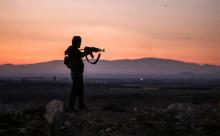 Un rebel syrien vise les forces gouvernementales à l'ouest de la ville de Deraa en Syrie, le 3 juillet 2018