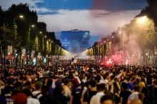 Des supporters dans la fan zone du Champs de Mars, le 15 juillet 2018 à Paris