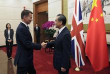 Le chef de la diplomatie britannique Jeremy Hunt et son homologue chinois Wang Yi lors d'une rencontre à Pékin, le 30 juillet 2018