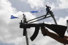 Un manifestant montre son arme lors de la "Marche des fleurs", réalisée à Managua, au Nicaragua, le 30 juin 2018