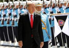Le président turc passe en revue la garde d'honneur à son arrivée au Parlement, le 7 juillet 2018 à Ankara
