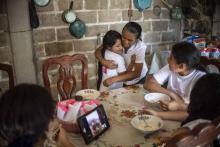 La jeune Eleny Ramirez, née aux Etats-Unis, embrasse sa grand-mère Atanacia Carvete lors des retrouvailles familiales de 18 enfants vivant aux Etats-Unis dans la localité de leurs parents, Teopantlan,