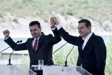 Le Premier ministre grev Alexis Tsipras (d) et le Premier ministre macédonien Zoran Zaev lors de la signature de l'accord pour rebaptiser l'actuelle ex-République yougoslave de Macédoine (ARYM) en "Ma