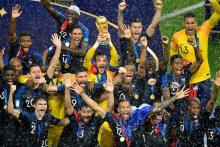 L'équipe de France exulte après avoir reçu le trophée de la Coupe du monde, le 15 juillet 2018 à Moscou