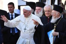 Le pape François accueille des dignitaires religieux devant la basilique Saint-Nicolas, le 7 juillet 2018 à Bari, en Italie