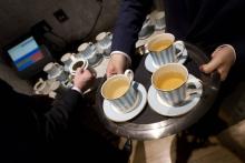 Le thé est servi: le lait doit être versé après l'eau, selon un sondage typiquement britannique
