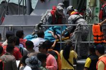 Des services de secours thaïlandais transportent un passager du Phoenix sur un brancard, le 6 juillet 2018 à Phuket