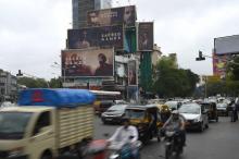 Des panneaux publicitaires annoncent la sortie de "Sacred Games", première série originale indienne de Netflix, dans une rue de Bombay le 4 juillet 2018