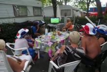 Des vacanciers regardent la demi-finale du Mondial-2018 France-Belgique à la télévisionn dans un camping d'Argelès-sur-mer, dans les Pyrénées-Orientales