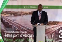 Le Premier ministre Amadou Gon Coulibaly s'exprime lors du lancement des travaux du quatrième pont d'Abidjan, le 30 juillet 2018