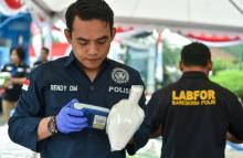 Des policiers indonésiens exposent des sachets de métamphétamine, avant la destruction de 2,6 tonnes de cette drogue, le 4 mai 2018, à Jakarta.