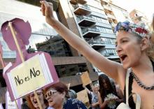 Une manifestation à Valence, en Espagne, le 22 juin 2018 après la libération sous caution de cinq hommes ayant abusé d'une femme lors de la San Fermin 2016