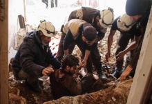 Des Casques blancs syriens extraient un blessé des décombres de sa maison après une frappe aérienne des forces syriennes, le 8 avril 2017 à Deraa