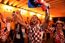 Des supporters croates fêtent la qualification de leur pays pour la finale du Mondial aux dépens de l'Angleterre, le 11 juillet 2018 à Moscou