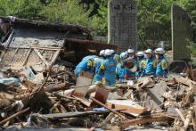 Des équipes de secouristes recherchent des survivants, le 13 juillet 2018 à Sakacho, au Japon
