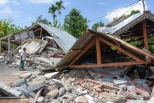 Des Indonésiens fouillent dans les décombres d'une maison de Lombok en Indonésie après un tremblement de terre, le 29 juillet 2018 (Photo transmise par l'agence indonésienne de gestion des catastrophe