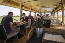Le "bus 26", restaurant itinérant, fait halte à Pulvérières le 12 juillet 2018